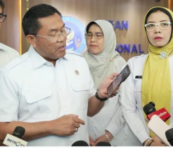 Wakil Kepala Badan Gizi Nasional Bidang Operasional Pemenuhan Gizi, Sony Sonjaya, didampingi Kepala Biro Hukum dan Hubungan Masyarakat BGN, Khairul Hidayati, dalam aplikasi “Reviu MBG” sebagai langkah penguatan sistem pengawasan kualitas Program Makan Bergizi Gratis (MBG) secara langsung dan real-time di lapangan, Selasa (26/5).