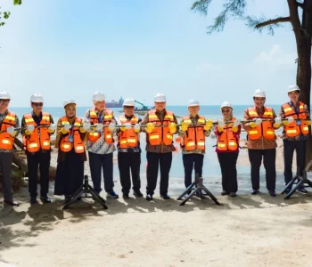 Foto 1: (Kiri ke kanan) Mike Wiluan (Chief Executive Officer Nongsa Digital Park), Setyanto Hantoro (Managing Director Business 2 Danantara Indonesia), Kartika Listriana (Direktur Jenderal Penataan Ruang Laut, Kementerian Kelautan dan Perikanan Republik Indonesia), Kris Wiluan (Chairman Citramas Group), Nyanyang Haris Pratamura (Wakil Gubernur Kepulauan Riau), Airlangga Hartarto (Menteri Koordinator Bidang Perekonomian Republik Indonesia), Gan Kim Yong (Wakil Perdana Menteri sekaligus Menteri Perdagangan dan Industri Singapura), Dian Siswarini (Direktur Utama Telkom Indonesia), Hotmangaraja Panjaitan (Duta Besar Republik Indonesia untuk Singapura), Andreas Sohmen-Pao (Chairman BW Group), dan Ludovic Hutier (Chief Executive Officer BW Digital) melakukan prosesi simbolis pendaratan kabel bawah laut Nongsa Changi Cable (NCC) di Batam, Senin (20/7). Kolaborasi strategis ini memperkuat koridor digital Indonesia–Singapura sekaligus mendorong pengembangan ekosistem digital regional melalui infrastruktur konektivitas berkapasitas tinggi.
