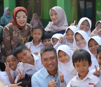 Kepala BGN Sudaryono yang akrab disapa Mas Dar didampingi Kepala Biro Hukum dan Hubungan Masyarakat BGN, Khairul Hidayati saat melakukan inspeksi mendadak SPPG di Bogor, Jumat (24/7).