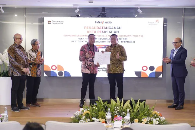 Direktur Utama Telkom Nanang Hendarno (ketiga dari kiri) dan Direktur Utama InfraNexia Lukman Hakim Abd. Rauf (kedua dari kanan) usai penandatanganan akta pemisahan (deed of spin-off) oleh Telkom dan Infranexia, di Jakarta Rabu (30/9), disaksikan Managing Director Business 2 PT Danantara Asset Management Setyanto Hantoro (paling kanan).