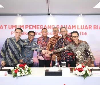 Direktur Utama Telkom Nanang Hendarno (ketiga dari kiri) bersama jajaran Direksi Telkom usai rangkaian agenda Rapat Umum Pemegang Saham Luar Biasa (RUPSLB) Telkom 2026, beberapa waktu lalu.