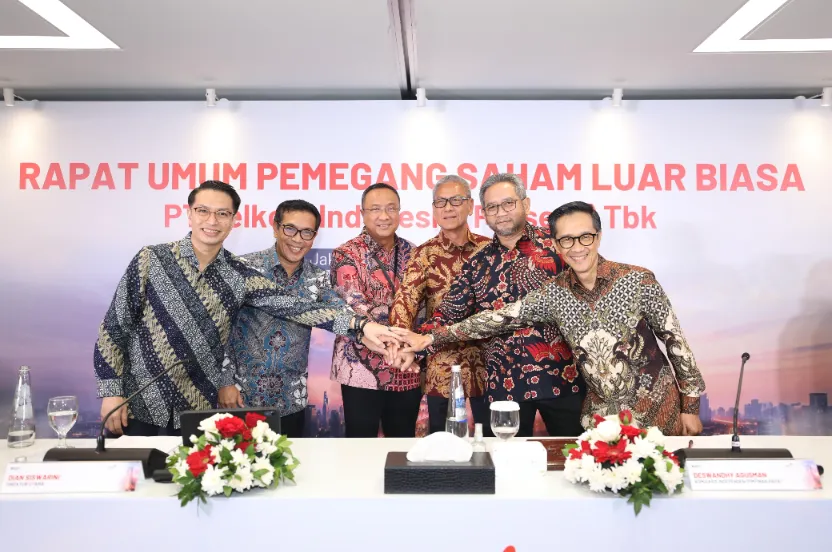 Direktur Utama Telkom Nanang Hendarno (ketiga dari kiri) bersama jajaran Direksi Telkom usai rangkaian agenda Rapat Umum Pemegang Saham Luar Biasa (RUPSLB) Telkom 2026, beberapa waktu lalu.